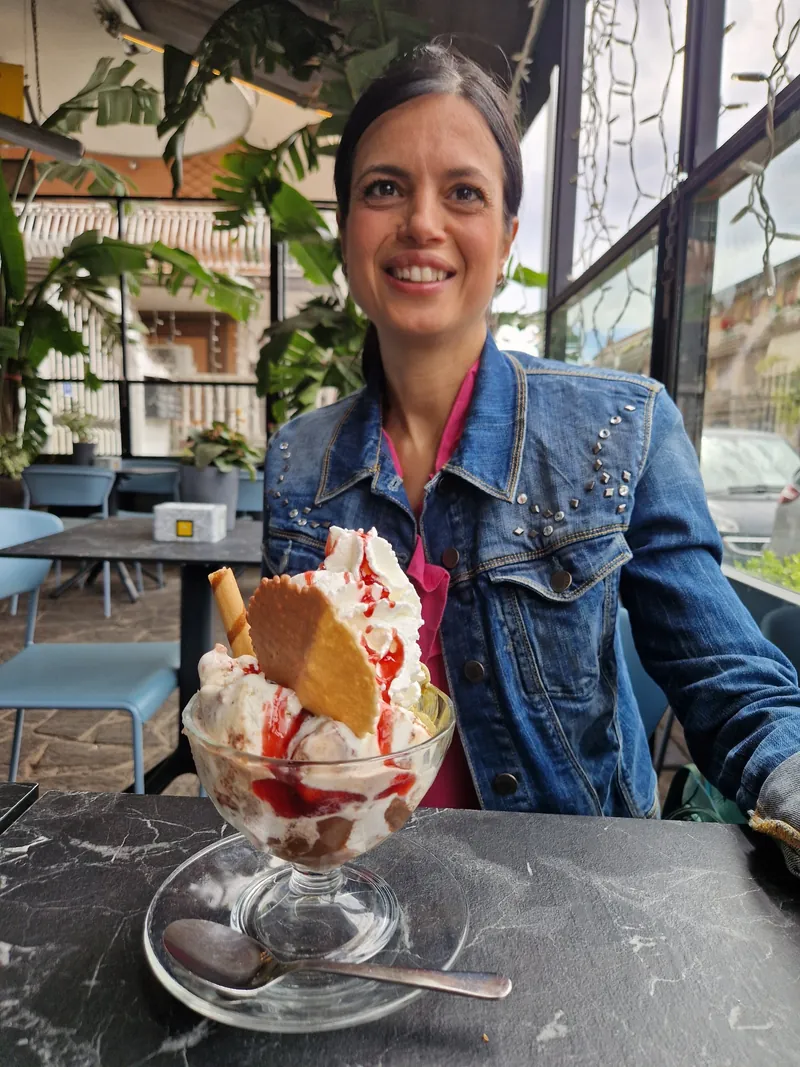 Marianna, coach Metodo4®, con una coppa di gelato
