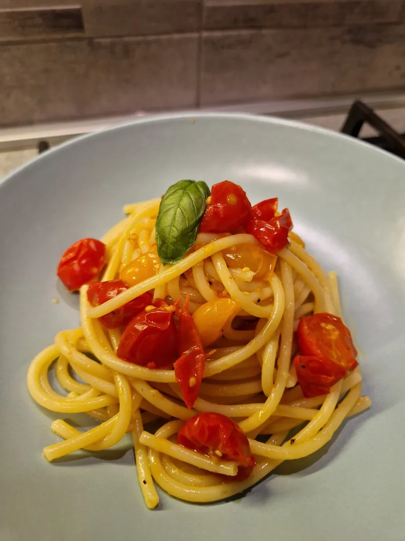 Un piatto di spaghetti al pomodoro