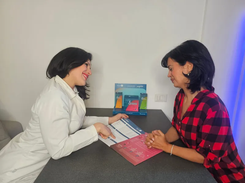 Una consulente Metodo4® presenta il percorso e gli integratori a una cliente
