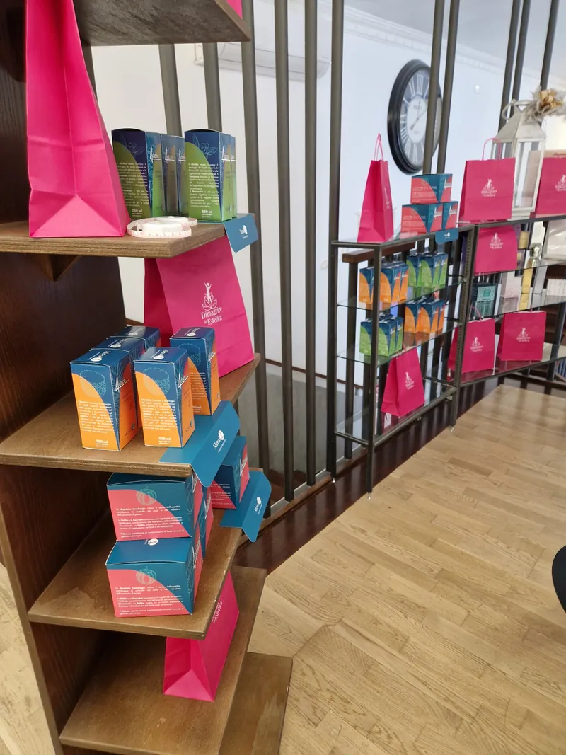 L'espositore Dimagrire in Estetica con gli integratori Metodo4® in un centro partner