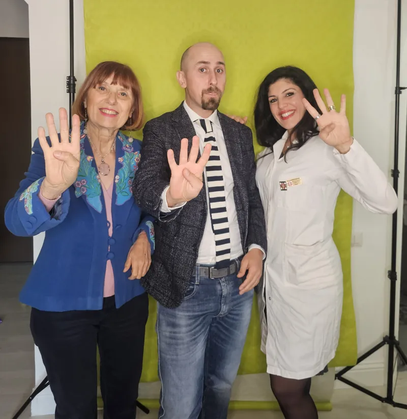 Simone Galloni con la Dott.ssa Maria Cristina Micucci e il team mentre formano il numero quattro con le mani