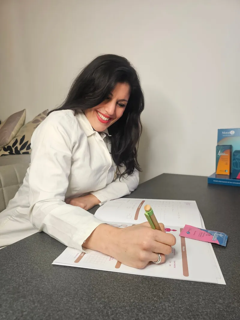 La Dott.ssa Valentina Capoccia compila la scheda delle misure durante un check up